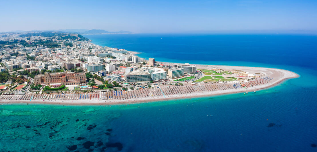 Luftaufnahme vom Strand vor Rhodos Stadt