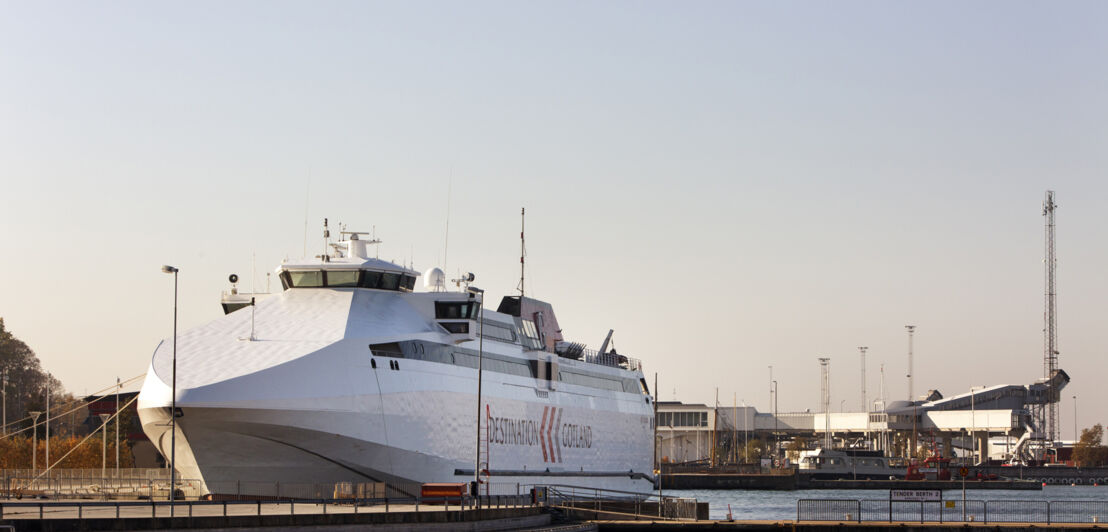 Eine weiße Autofähre im Hafen, die zwischen dem schwedischen Festland und Visby fährt.