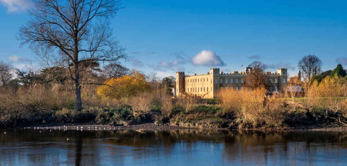 Blick auf das Syon House von der Themse aus an einem Herbsttag