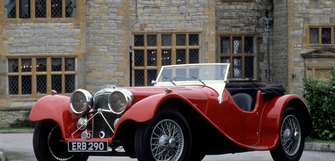 Aufnahme eines offenen roten Jaguar SS100.