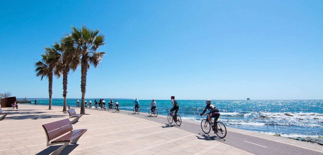 Menschen auf Rennrad fahren Mallorcas Küste entlang