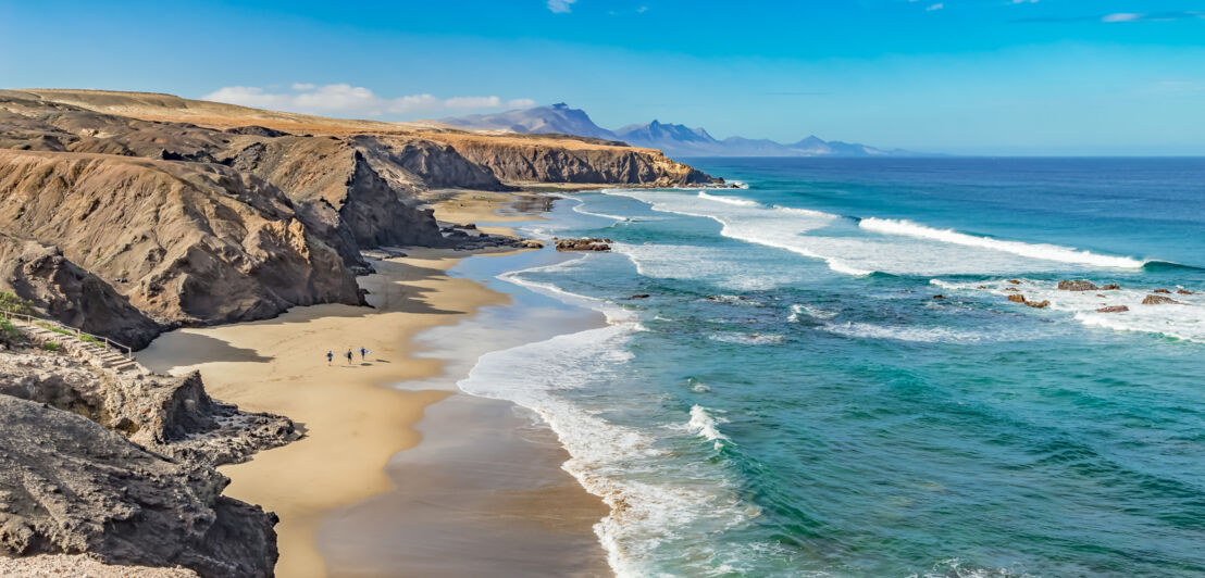 Felsiger Küstenabschnitt mit Sandstrand