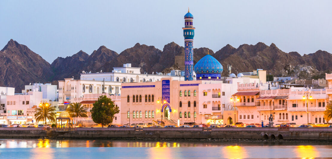 Panorama der Altstadt von Muscat mit Moschee in der Dämmerung