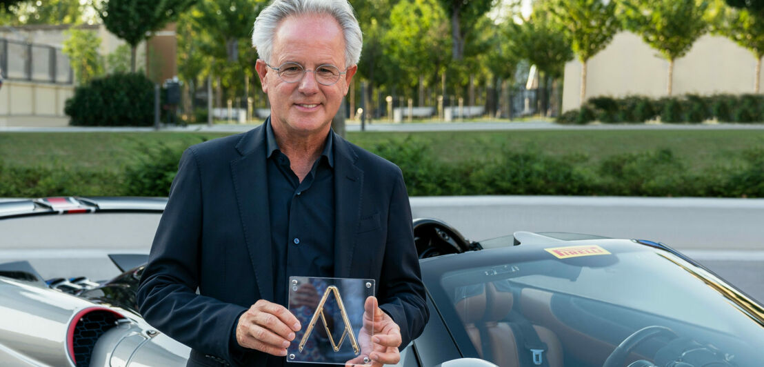 Horacio Pagani mit dem Designpreis Compasso d’Oro vor einem Huayra Roadster BC.