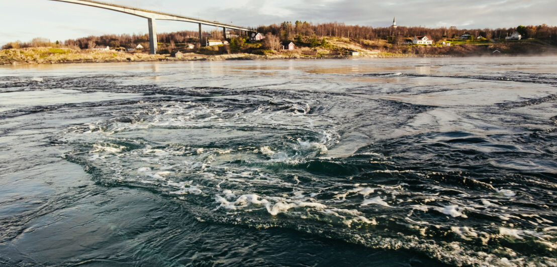 Nahaufnahme einer Verwirbelung des Gezeitenstroms Saltstraumen