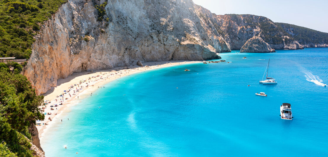 Blick auf den Strand von Porto Katsiki, der am Fuße einer Steilküste liegt