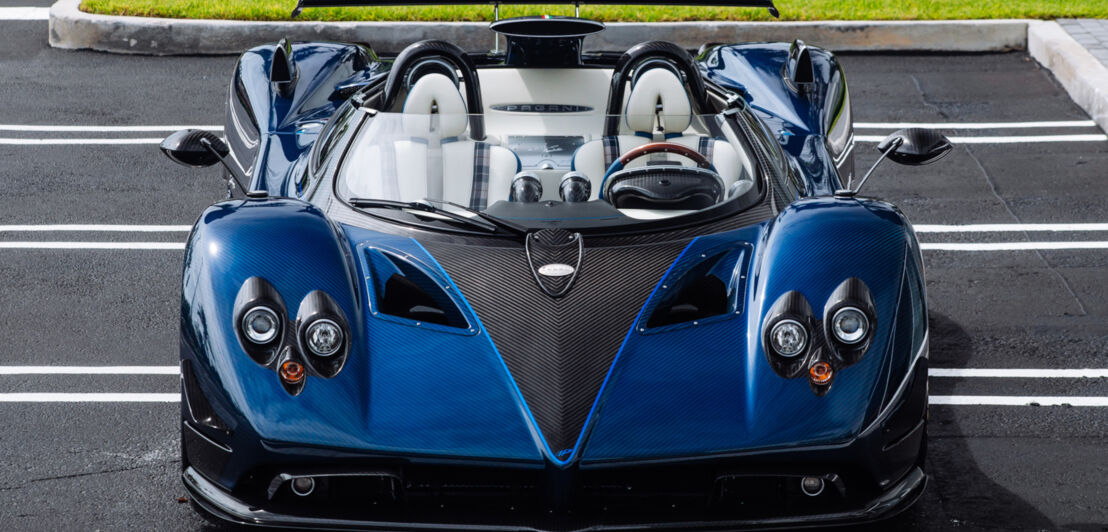 Frontaufnahme eines blauen Pagani Zonda HP Barchetta