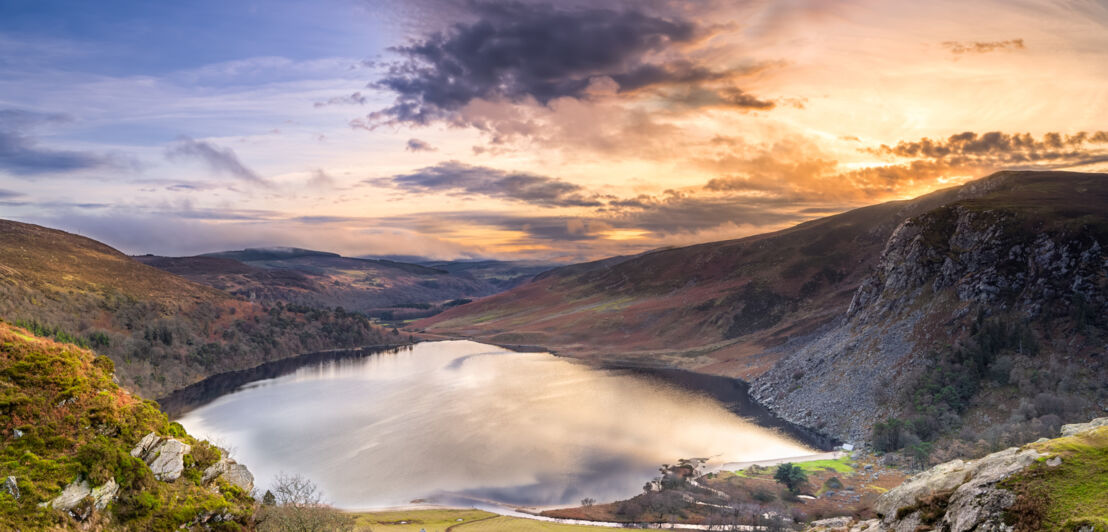 Der Lough-Tay-See im irischen County Wicklow bei Sonnenuntergang