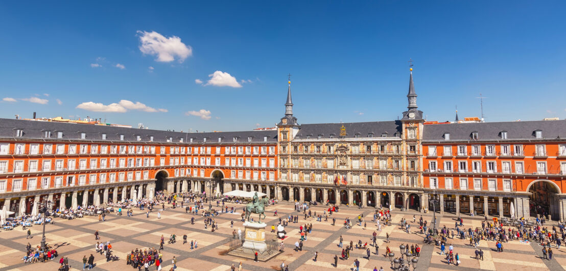 Aufnahme des belebten Plaza Mayor aus der Vogelperspektive. 