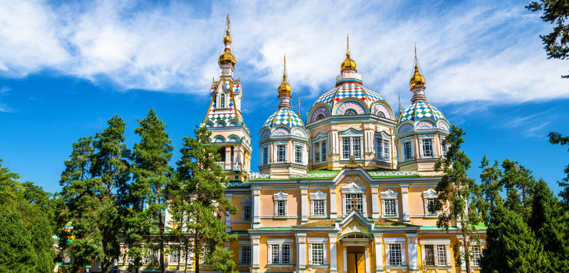 Außenaufnahme der Christi-Himmelfahrt-Kathedrale in Almaty.