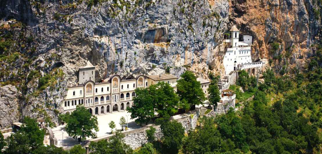 Ein Gebäude, das direkt in die Felsen gebaut ist. 