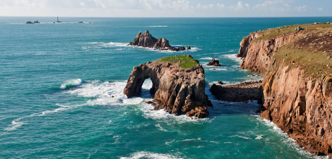 Eine Steilküste mit rauer See bei Lands End in Cornwall