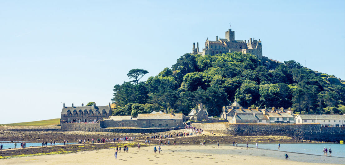 Die Erhöhung St Michael’s Mount mit seinem Kloster bei Ebbe