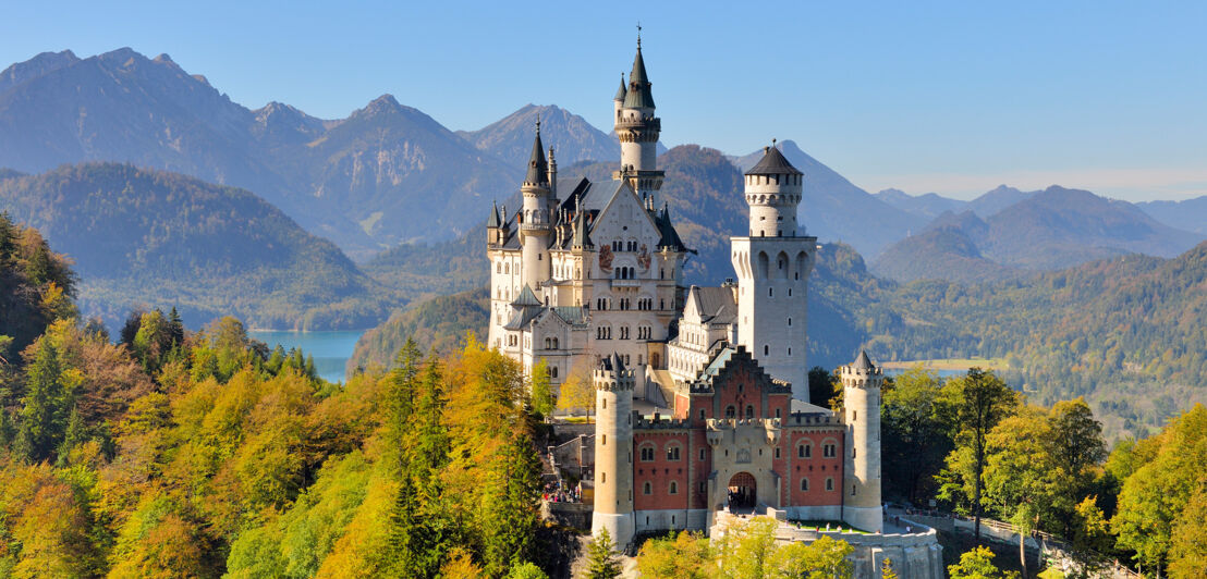 Panoramaaufnahme von Schloss Neuschwanstein und Alpenlandschaft