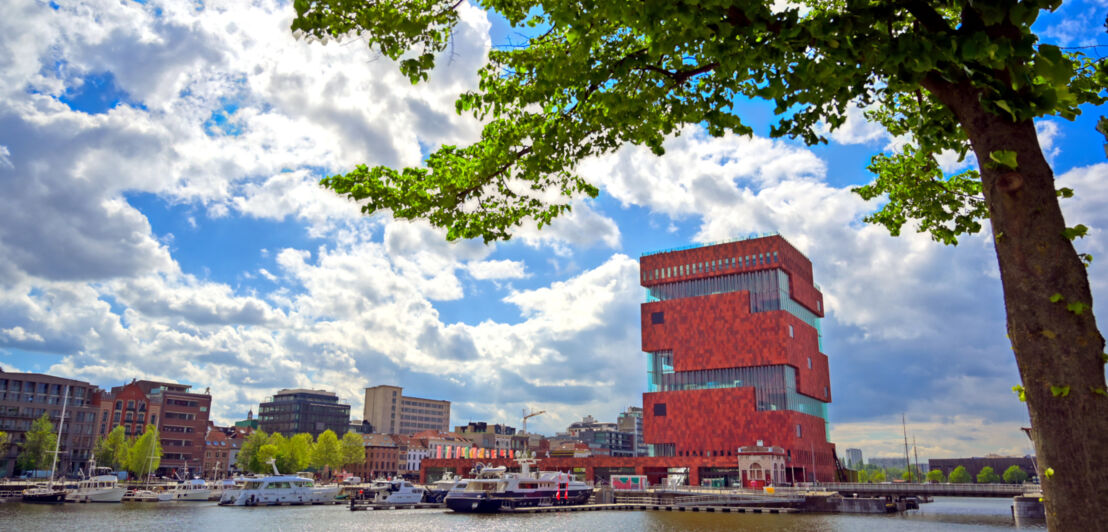 Blick auf Gebäude am Wasser