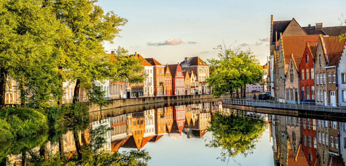 Blick auf historische Häuser links und rechts eines Kanals