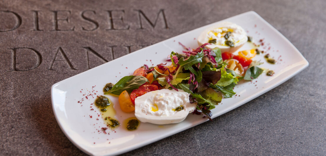 Eier und Salat auf einem weißen, eckigen Teller