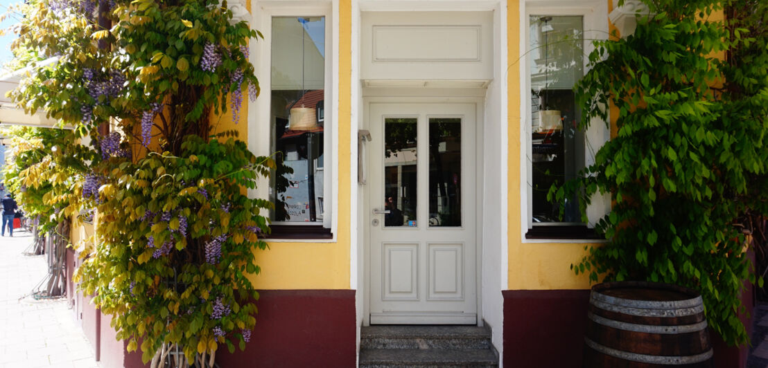 Eingang des französischen Restaurants in München namens Rue des Halles