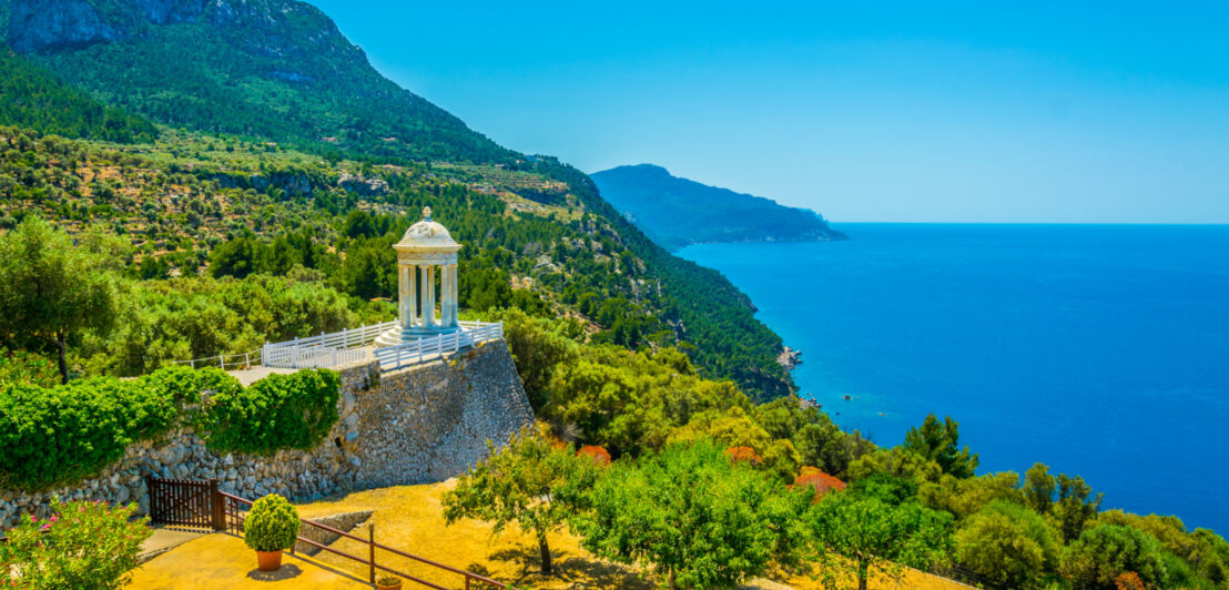 Blick auf das Tramuntana-Gebirge sowie das Mittelmeer auf Mallorca