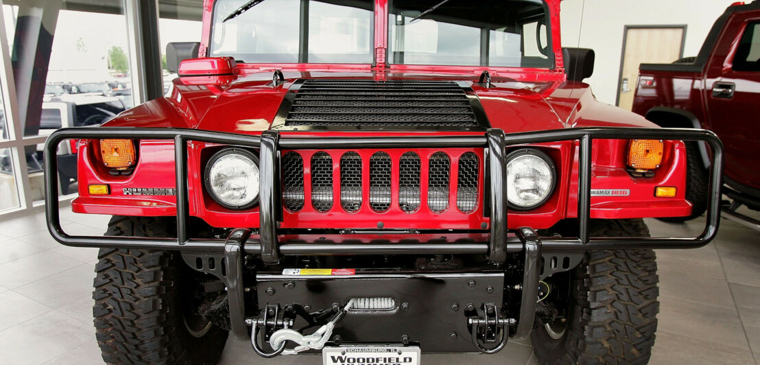 Ein roter Hummer steht in einem Autohaus