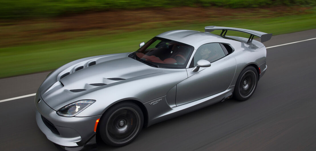 Eine silberne Dodge Viper GTC fährt auf einer Straße