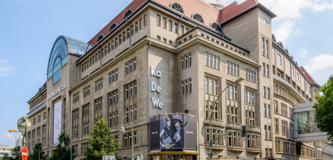 Außenfassade des Warenhaus KaDeWe im neoklassizistischen Baustil.