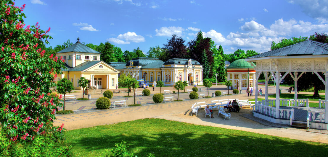 Blick auf das Stadtzentrum von Franzensbad mit historischen Gebäuden und Pavillion