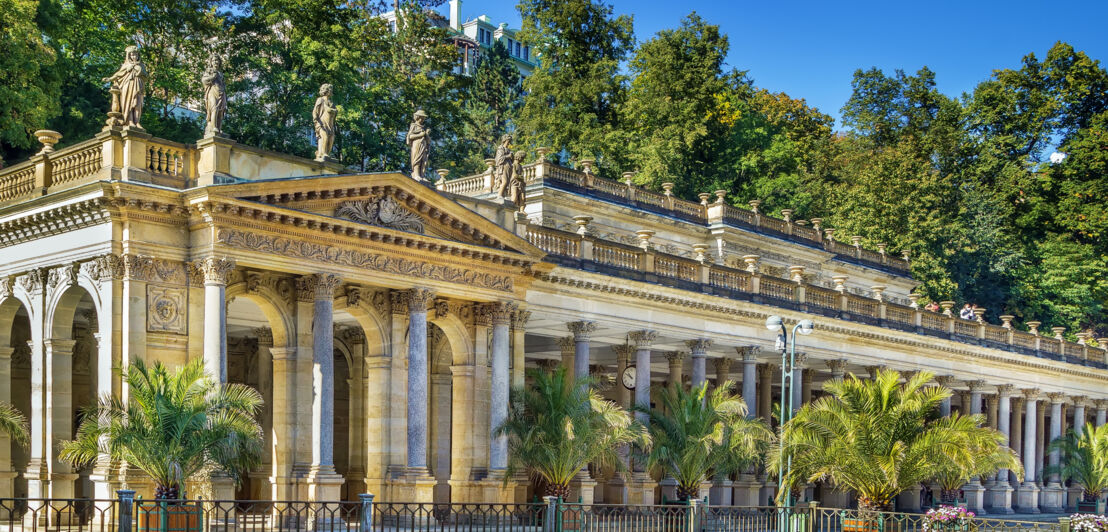 Gebäude mit zahlreichen Säulen in Karlsbad