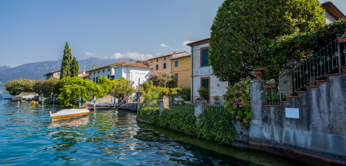 Kleiner Ort am Wasser mit mediterraner Architektur und Bootsanlegern