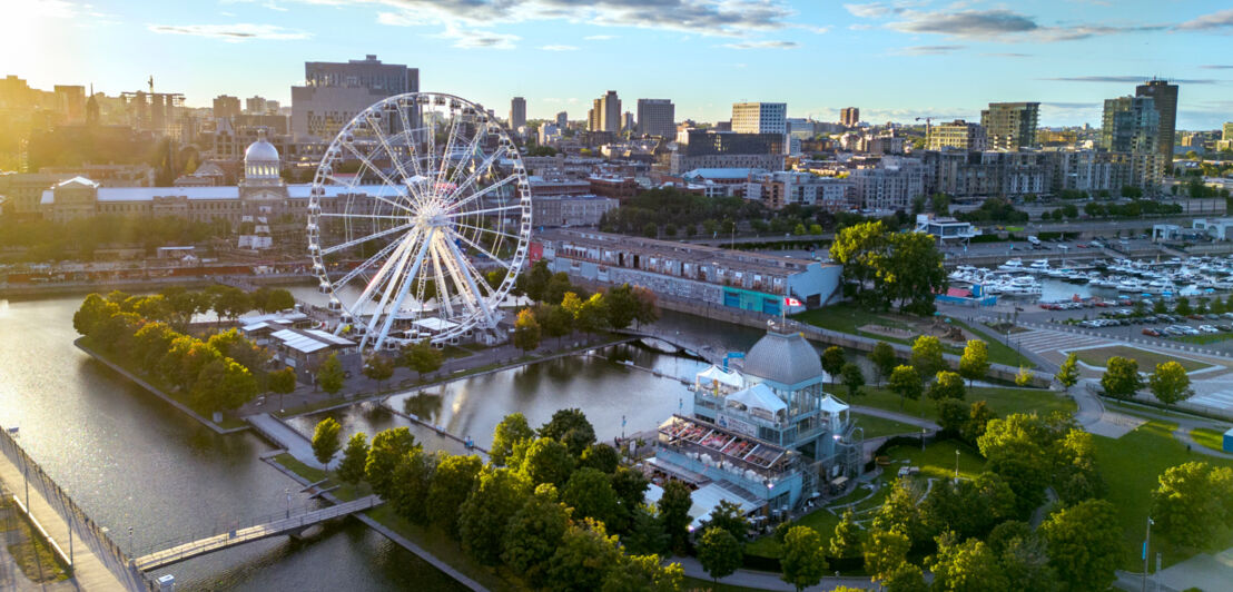 Ein Riesenrad und Gebäude einer Stadt am Wasser