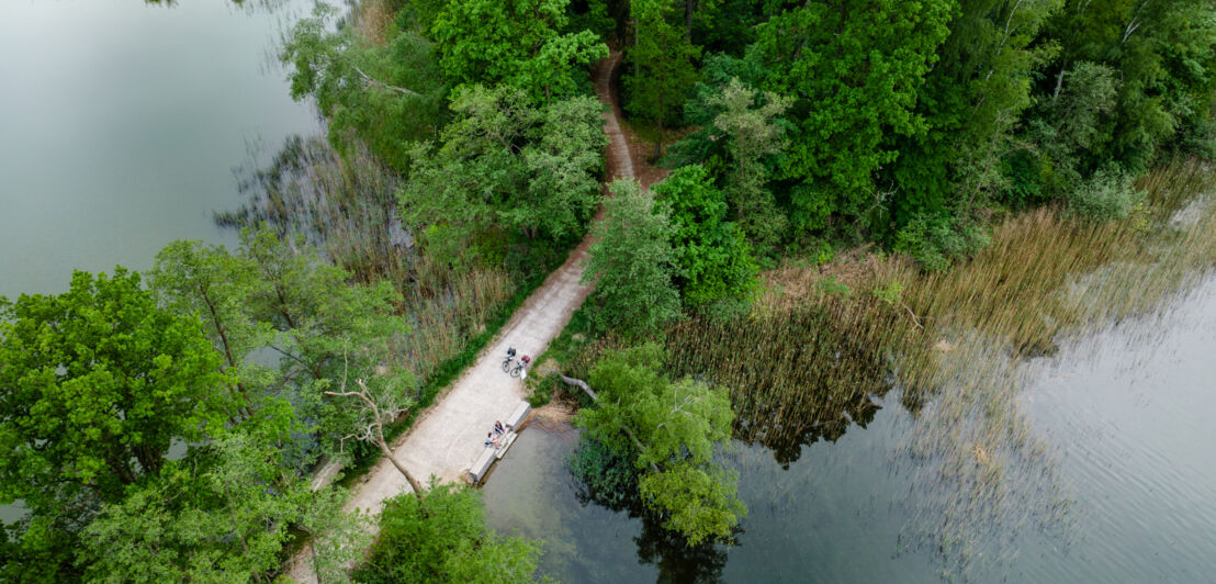 Radweg zwischen zwei Wasserflächen