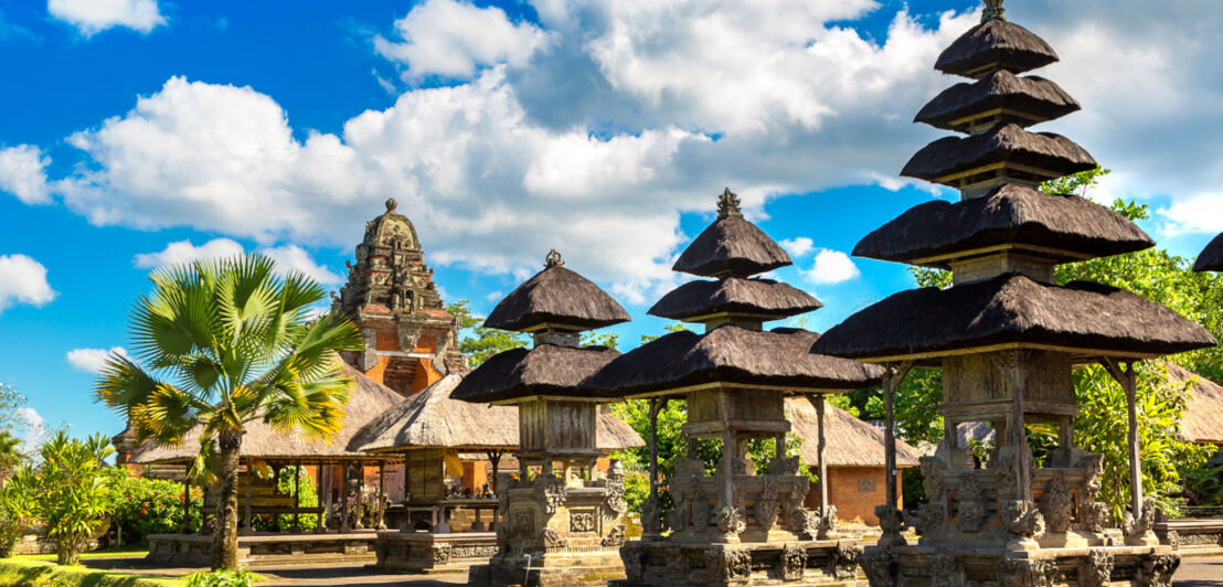 Mehrere Tempel in einer parkähnlichen Anlage