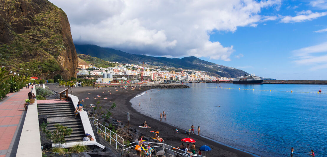 Schwarzer Sandstrand vor der Stadt Santa Cruz de La Palma mit Badenden