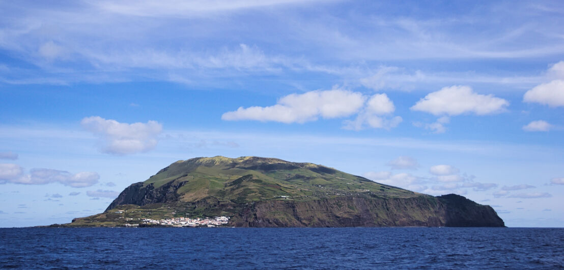 Blick auf eine kleine Insel im Meer