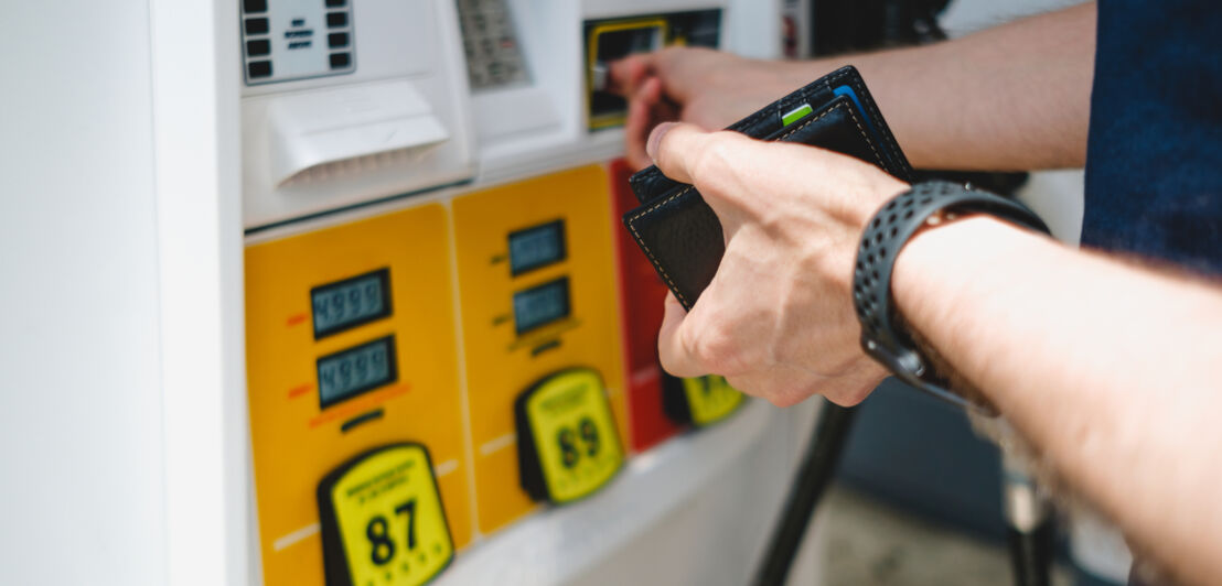 Zahlung per Kreditkarte an der Zapfsäule einer amerikanischen Tankstelle