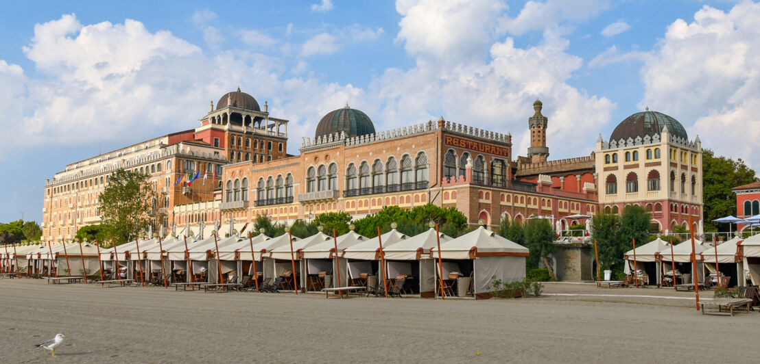 Pavillons und Gebäude auf einer Straße