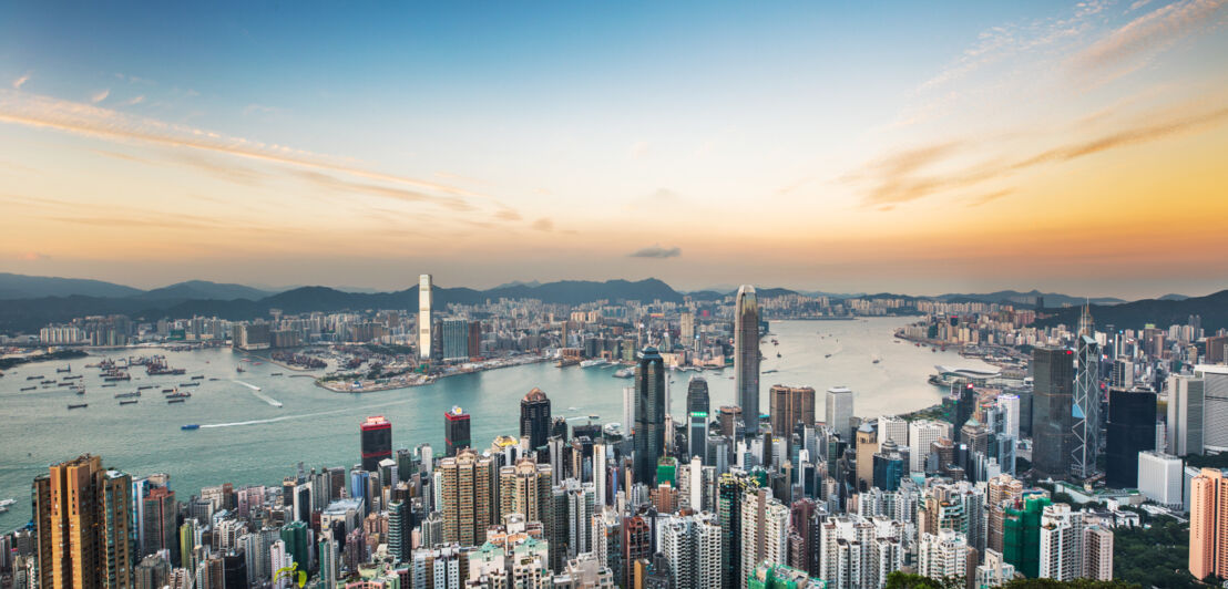 Die Skyline von Hongkong bei Sonnenuntergang