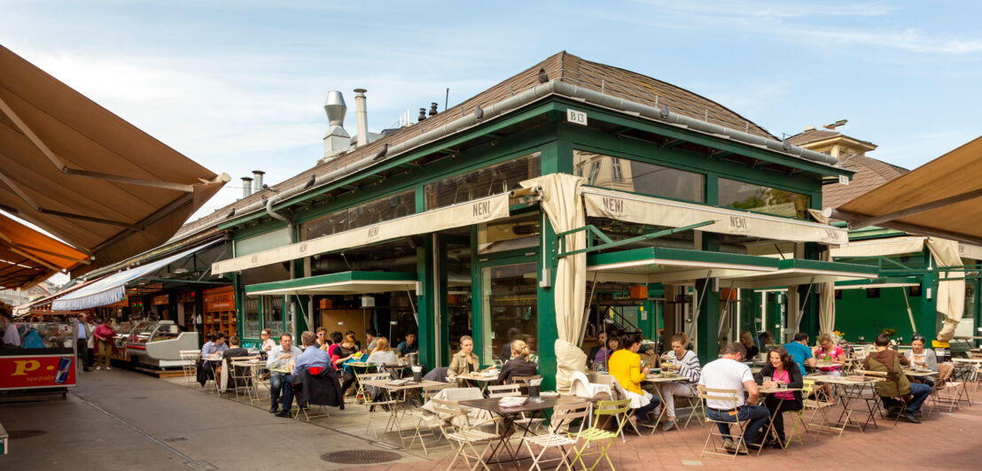 Restaurant mit Außengastronomie auf dem Naschmarkt in Wien.