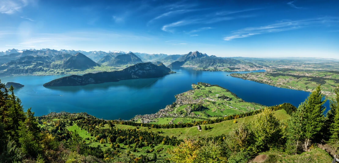 Landschaftspanorama des Vierwaldstättersees mit Bergkette im Hintergrund. 