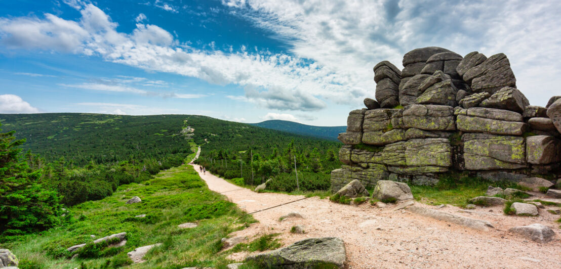 Felsformationen am Wegesrand auf einem Bergkamm.