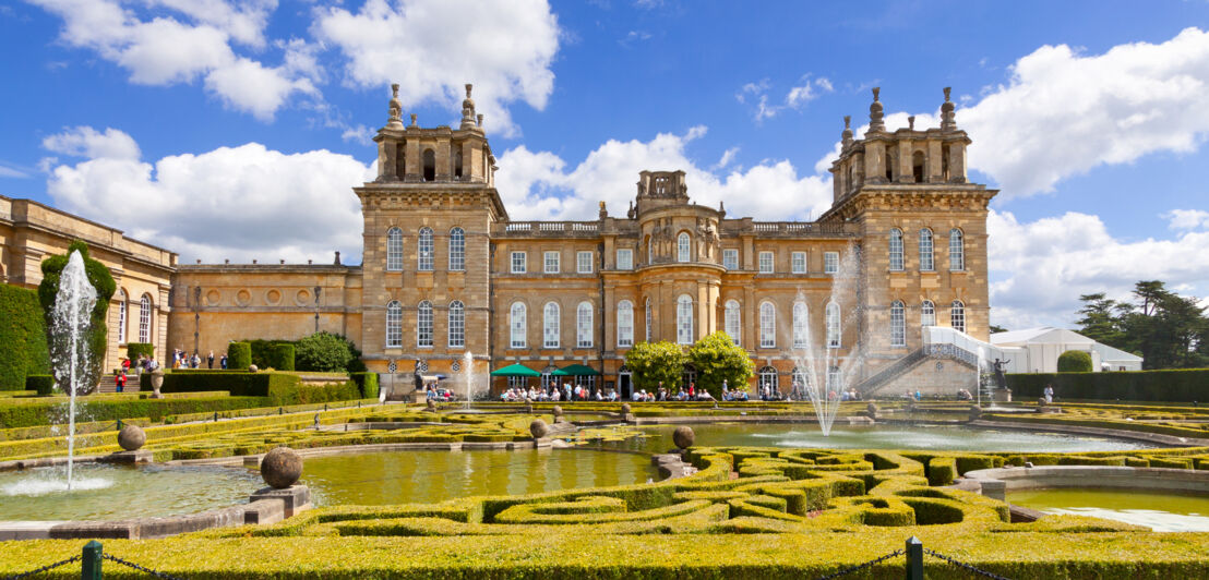 Imposantes Schloss im englischen Barockstil mit Wasserterrassengarten.