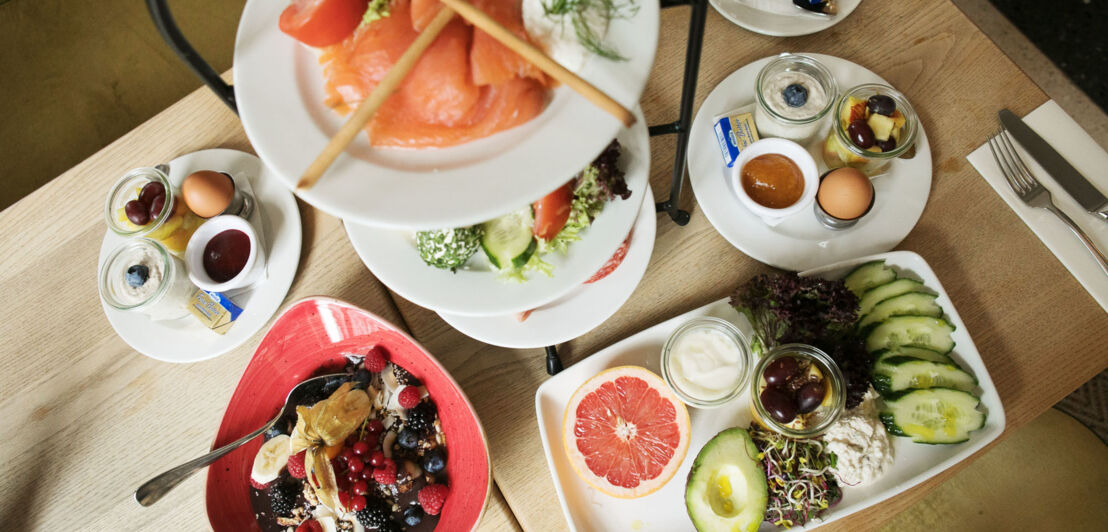 Aufsicht diverser Speisen eines Brunches auf einem Tisch.