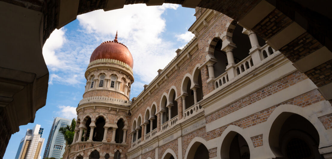 Zwiebelturm des Sultan Abdul Samad Gebäudes am Merdeka Square in Kuala Lumpur.