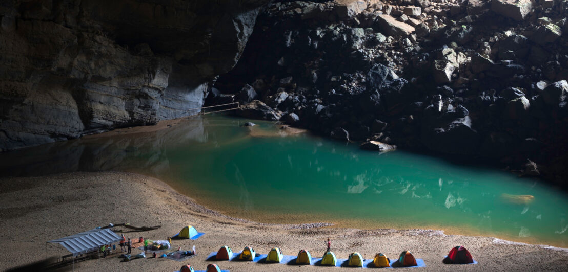 Eben bist du noch durch einen Dschungel gewandert, nun überquerst du einen Fluss. Soweit nicht ungewöhnlich, nur die Tatsache, dass du dich dabei in der Son-Doong-Höhle in Vietnam befindest, macht diese Tour zu einem unwirklichen Erlebnis. Hier bekommst du Tipps für einen unvergesslichen Besuch dieses Naturwunders.