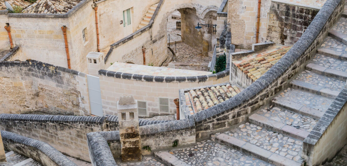 Mittelalterlicher Ortskern mit verschachtelten Treppen und Gassen aus Stein.