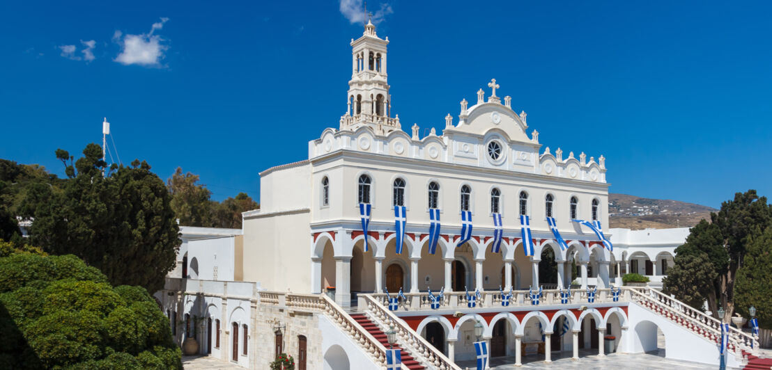 Orthodoxe Wallfahrtskirche mit neoklassizistischer Fassade aus hellem Stein.