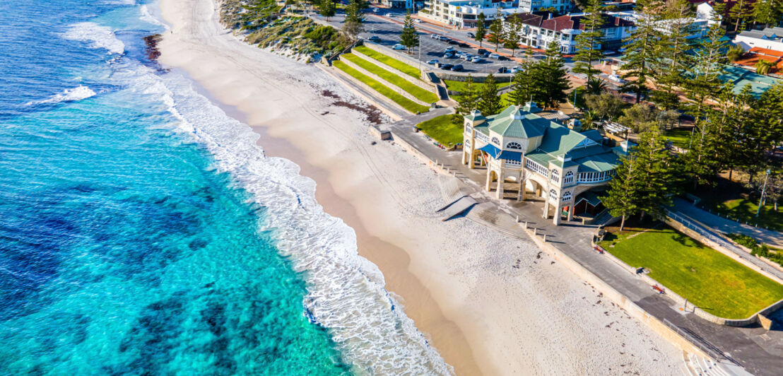 Luftaufnahme des Cottesloe Beach in Perth.