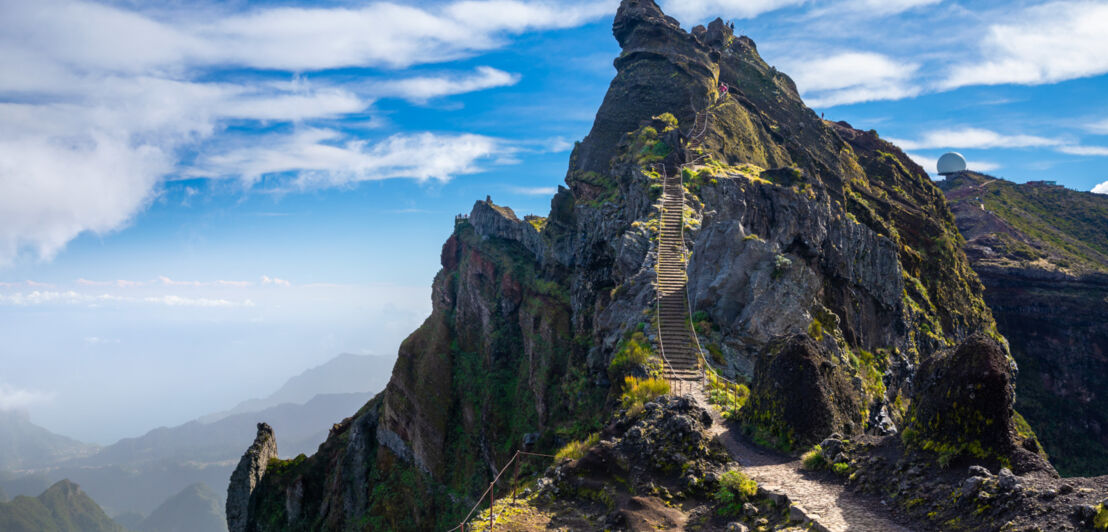 Wanderweg mit Treppe, der zum Gipfel des Pico de Areeiro auf Madeira führt.