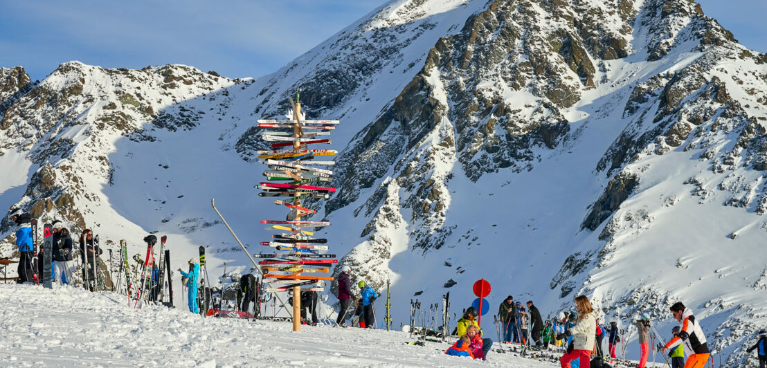 Wegweiser im Skigebiet Ischgl bei Sonnenschein