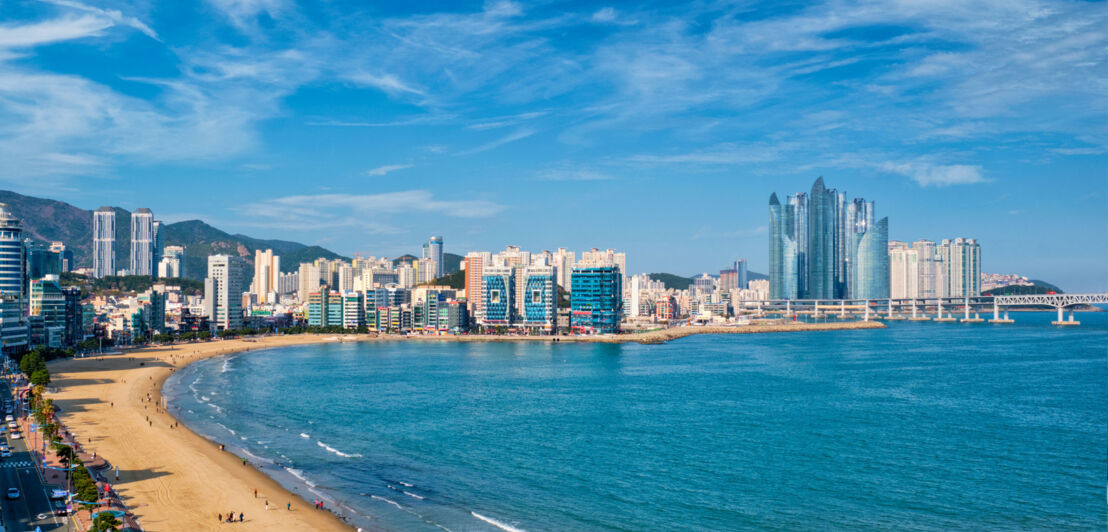 Panorama der Skyline von Busan mit Strand von Gwangalli im Fokus.